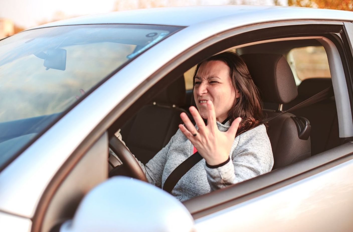 femme-colere-courtoisie-volant